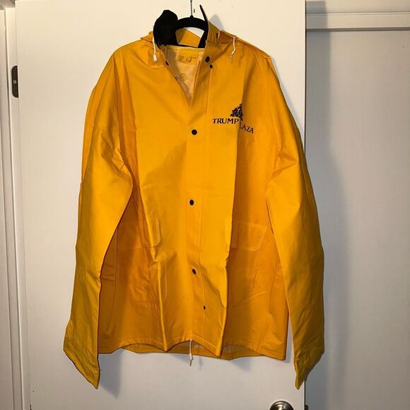 Trump Plaza Atlantic City Rare Men’s Raincoat Yellow Large NWOT FLAWED - Picture 1 of 12